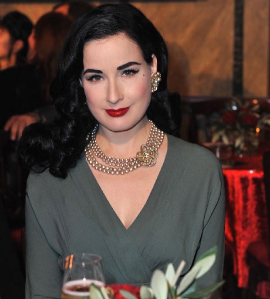 Stargast Dita von Teese ist normalerweise auf den großen Fashion Shows unterwegs. Doch diese süße Verführung ließ sie sich nicht entgehen
