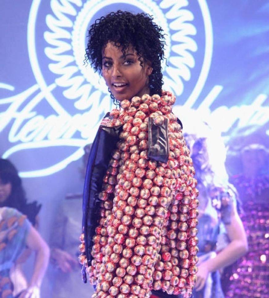 Schoko-Lookalike: Sara Nuru als Michael Jackson
