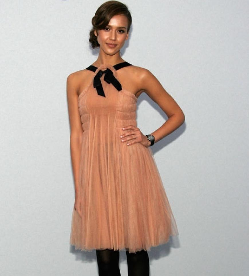 Ein Kleid, zwei Farben: Jessica Alba trägt ein traumhaftes Seidenkleid von Chanel
