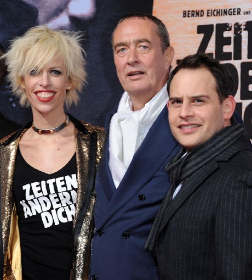 Katja Hofmann und ihr Lebensgefährte Bernd Eichinger stellen sich mit Schauspieler Moritz Bleibtreu für ein Foto auf