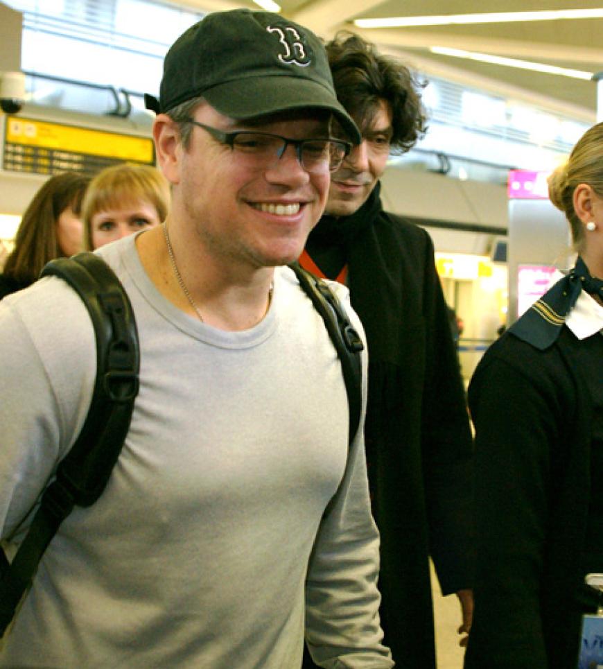 Die ersten Stars reisen an: Hollywood-Schauspieler Matt Damon kommt am gut gelaunt am Mittwochvormittag, 6. Februar 2013, in Berlin Tegel an