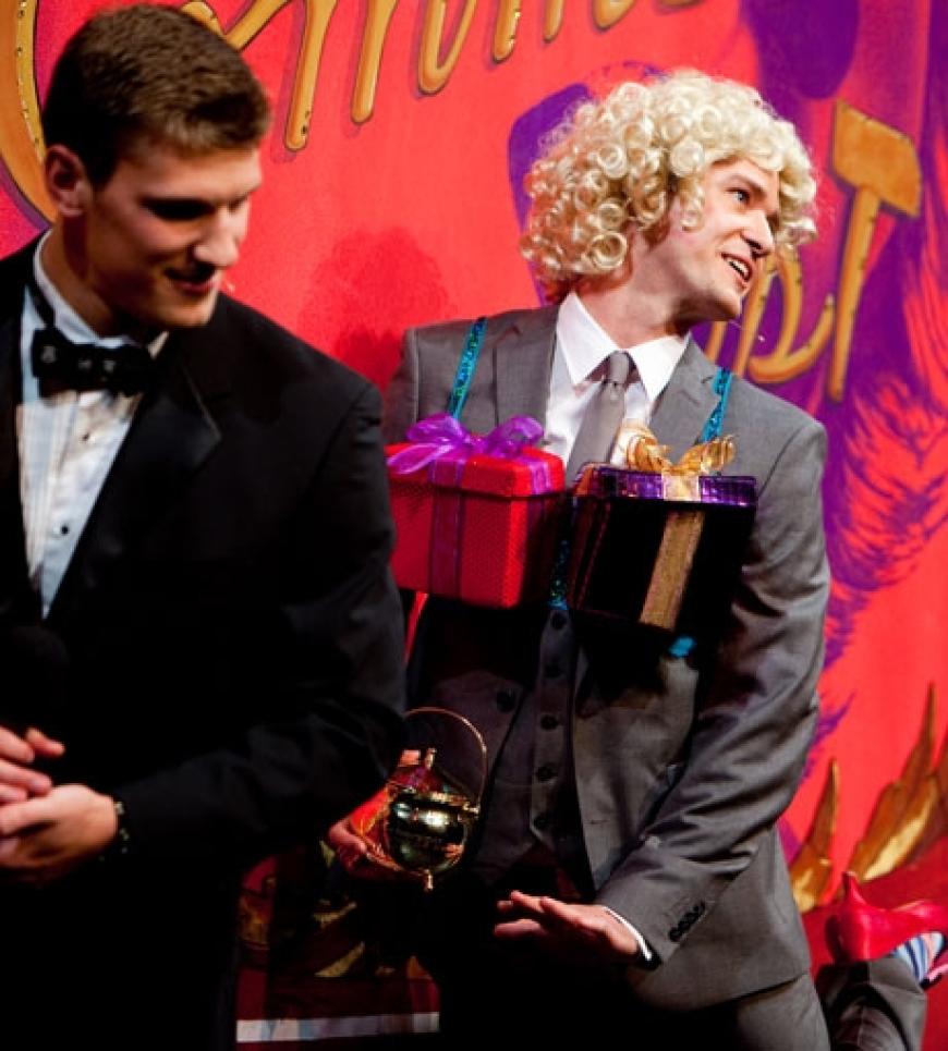 Der Sänger wurde von der berühmten Uni-Theatergruppe als