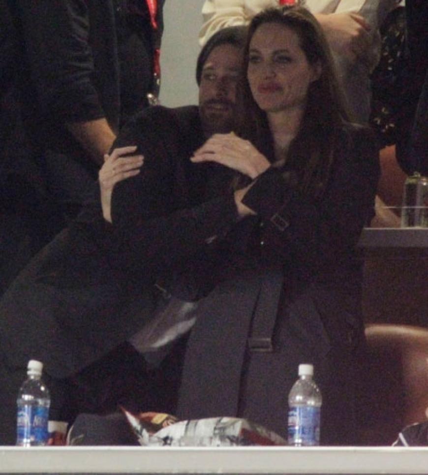In der VIP-Loge: Brad Pitt fiebert mit seiner Mannschaft mit. Beim Superbowl kämpften die Sportler von