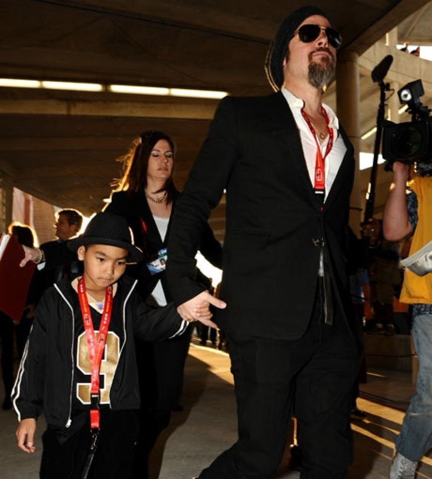 Brad Pitt und Maddox auf dem Weg ins Stadion