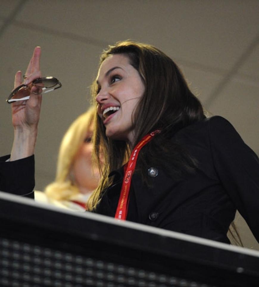 Kurz vor Anpfiff traf auch Angelina Jolie gut gelaunt im VIP-Bereich ein