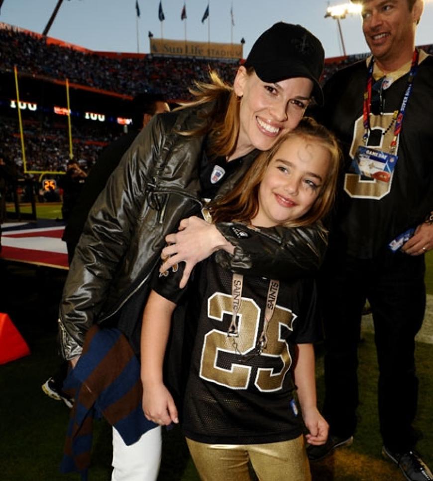 Hilary Swank posiert mit einem kleinen Fan