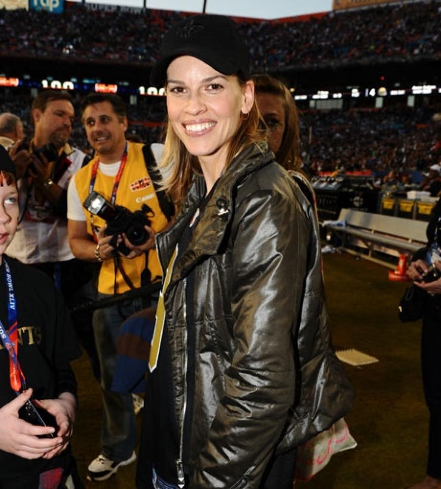Auch Hilary Swank ist sichtlich glücklich über den Sieg ihres Favoriten