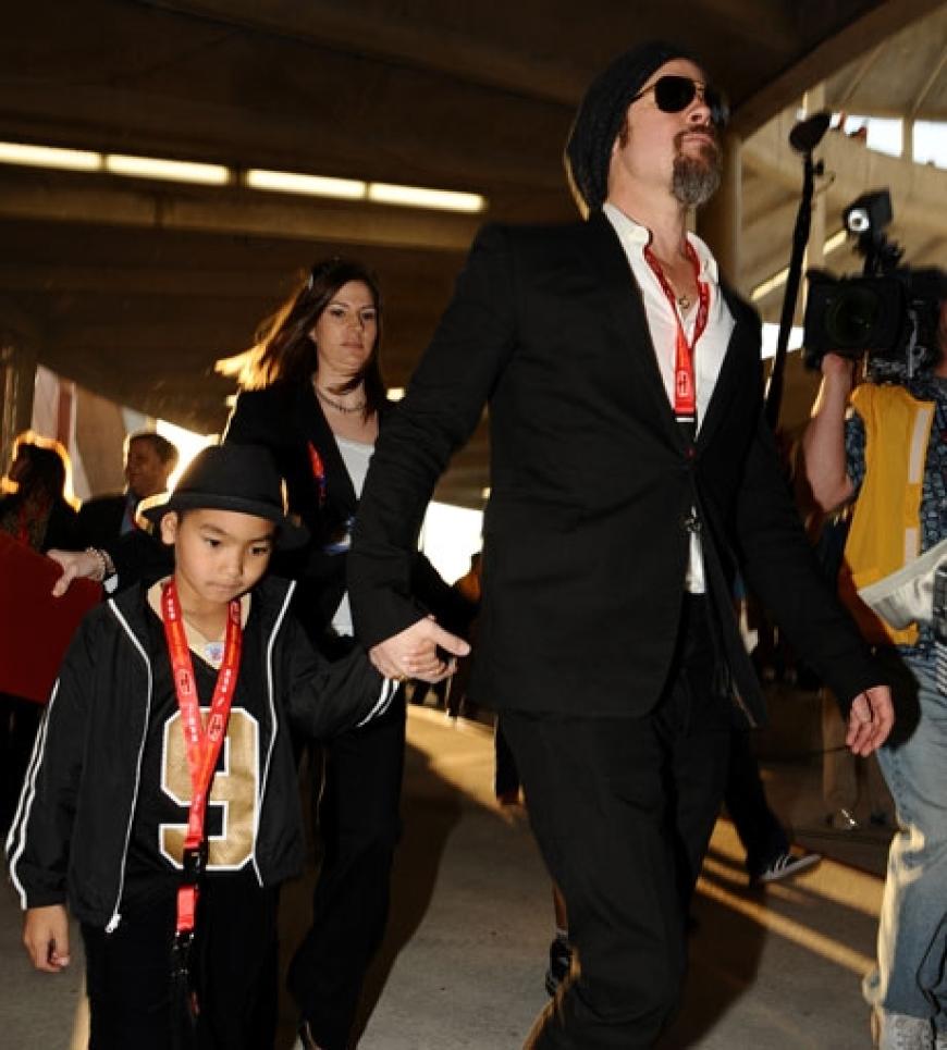 Familienausflug: Brad Pitt kommt mit seinem achtjährigen Adoptivsohn Maddox im Stadion an, um ihre Mannschaft, die