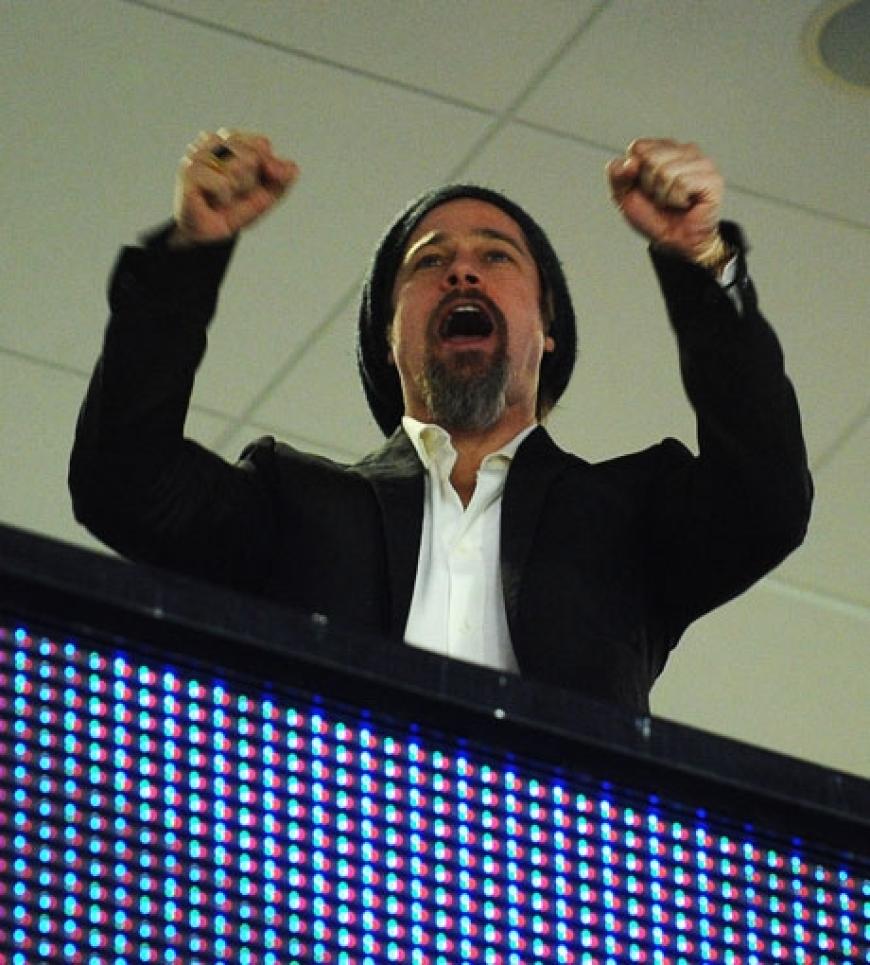 Voller Emotionen: Brad Pitt feuert seine Mannschaft an