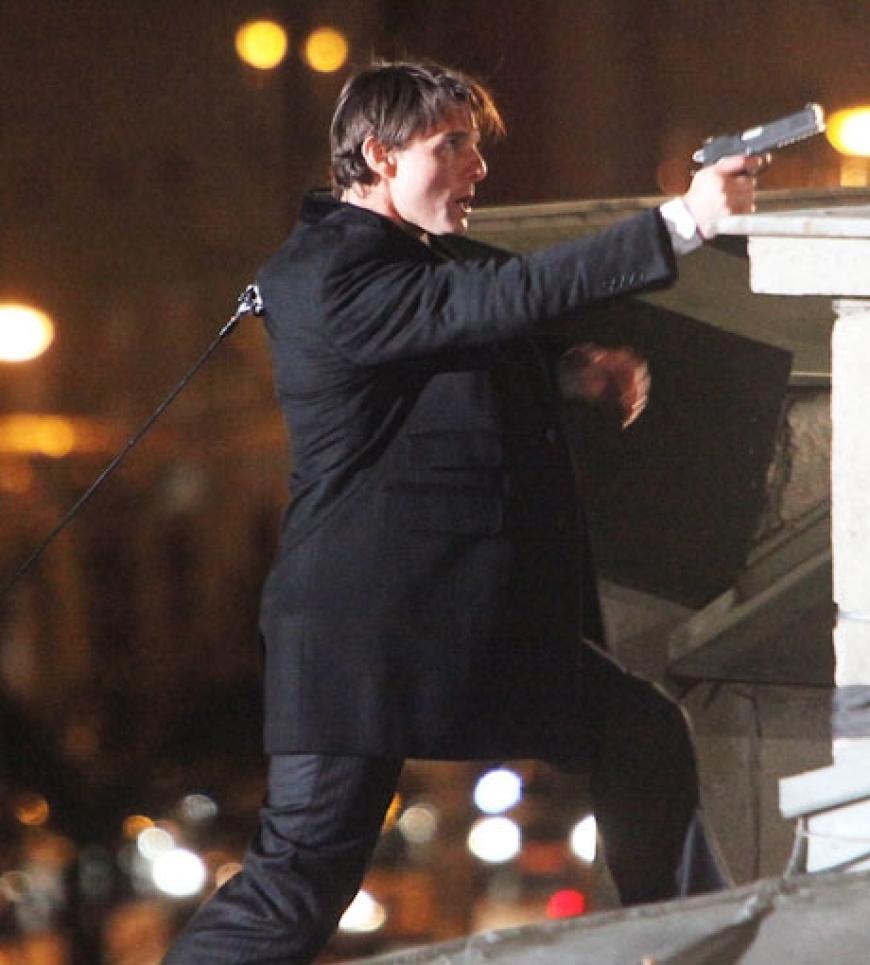 Ob dieser kleine Haken im Notfall wirklich vor dem Schlimmsten bewahren kann? Tom Cruise zückt mutig seinen Kaliber