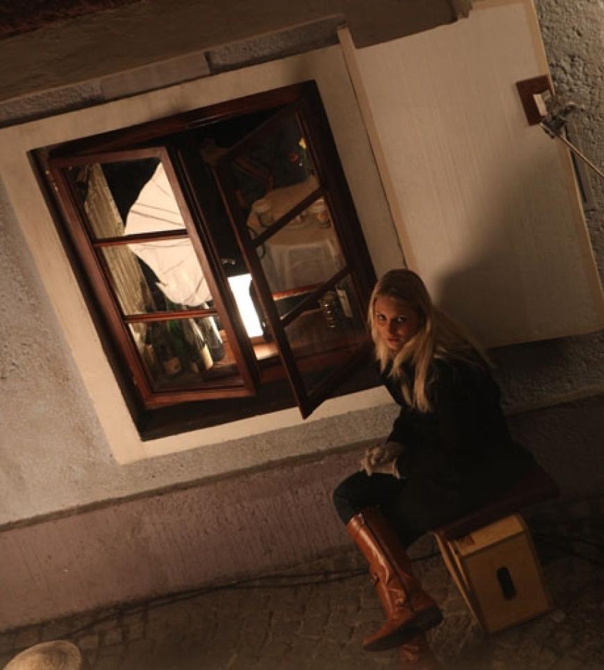 Cameron Diaz belauscht ein Gespräch von Tom mit einer schönen Unbekannten. Wir sind gespannt, wie diese Szene im Film aussieht