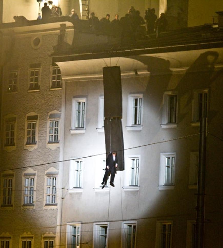... und seilt sich spektakulär vom Dach des hohen Gebäudes ab.