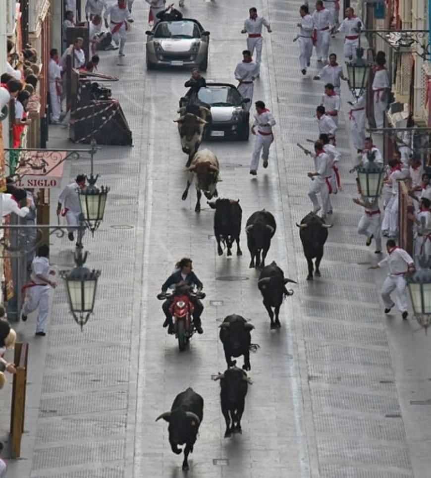 Große Verfolgungsjagd während eines Stier-Rennens in Serville in Spanien. Cameron Diaz muss sich ganz schön an Tom Cruise festhalten