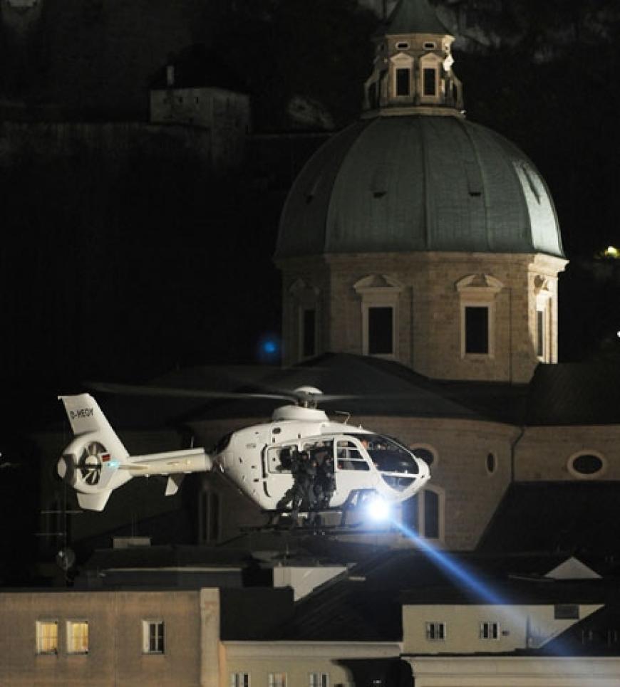 Ein Helikopter sorgt für die ideale Beleuchtung und lässt ...