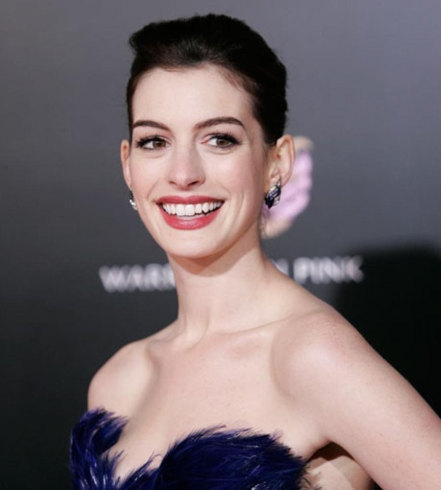 Von A wie Alabasterteint bis Z wie Zopf: OK! verrät, an welchen Beauty-Trends Sie 2010 garantiert nicht vorbeikommen: Machen Sie es wie Hollywood, sehen Sie hell! Mit noch vornehmerer Blässe als sonst ist Anne Hathaway ab März zu sehen - als Weiße Königin in der Verfilmung von