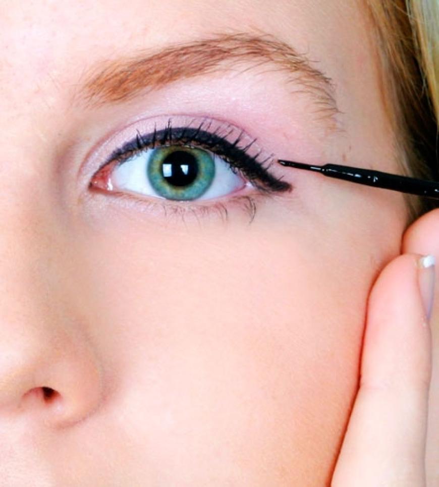 Eyeliner: Nach den experimentellen Lidstrich-Looks der letzten Saison kommt jetzt die klassische, gerade Variante. Die wird mit Kajal oder wie hier bei Conran mit Flüssigliner umgesetzt. Hauptsache schmal, schwarz und nur sanft geschwungen