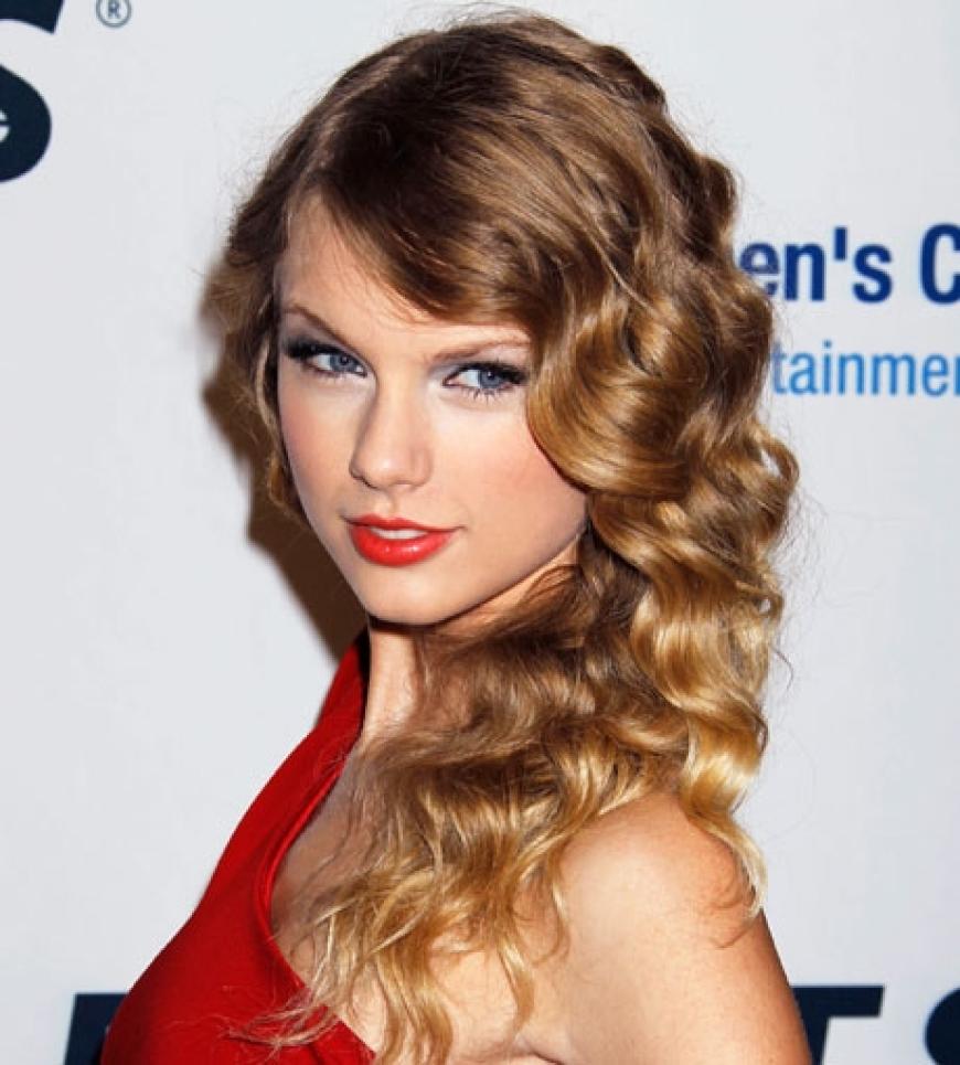 Locken: Auf der Erfolgswelle: Taylor Swift gehörte zu den Abräumern des letzten Jahres. Mit ihrem Hairstyling liegt sie auch jetzt schon ganz weit vorne. Superlange Locken sind der sexy Look 2010!