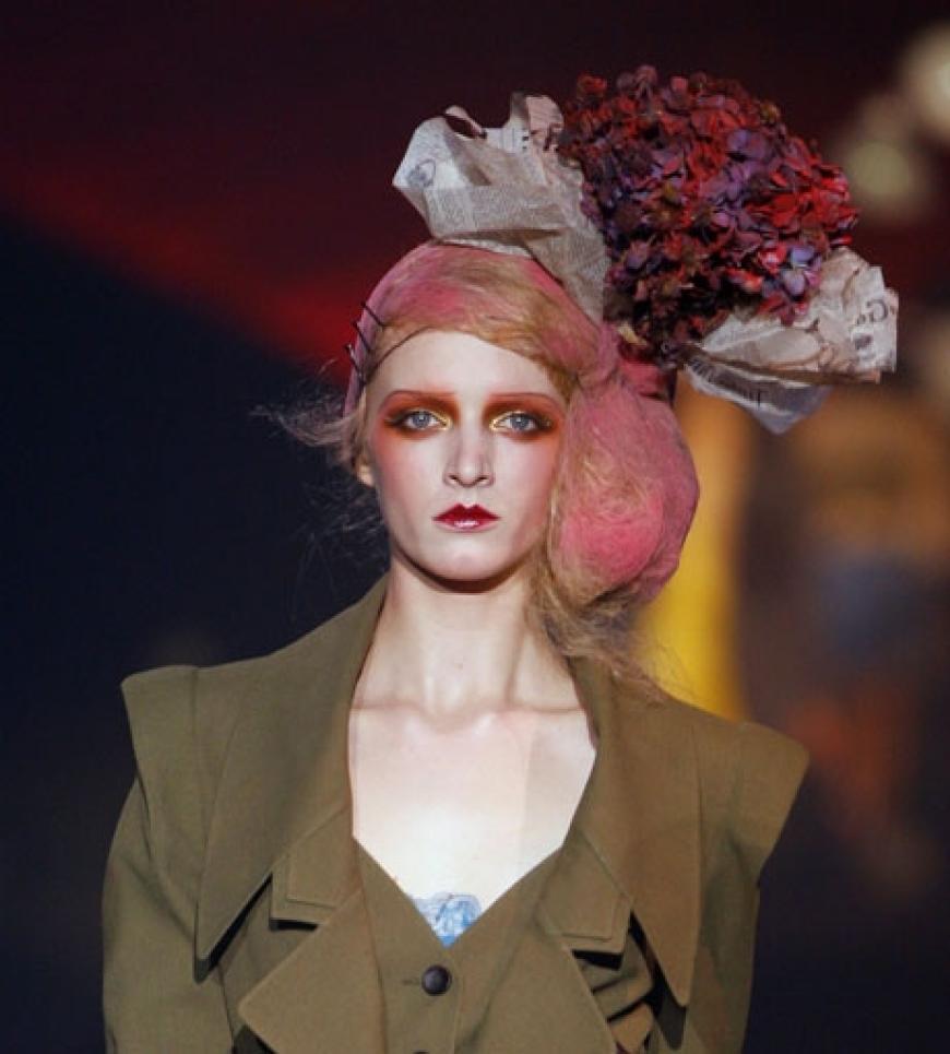 Organic: Karl Lagerfeld ließ bei der Chanel Show den ganzen Laufsteg mit Stroh auslegen, und knüpfte wie Galliano und Wilhelm den Models Blumen, Blätter und Gräser ins Haar. Organische Materialien als Haaraccessoire werden - nicht nur im Sommer - ein heißer Trend sein