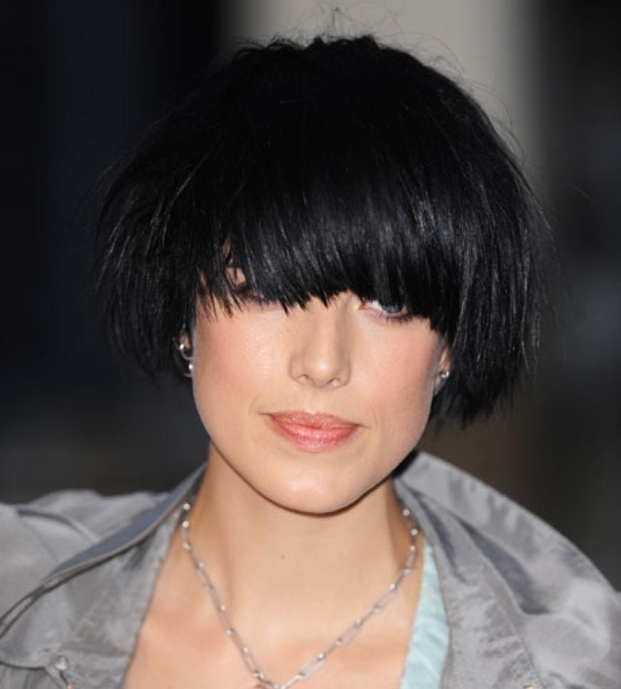 Pottschnitt: Vom Pixie zum Pott - der angesagteste Cut 2010: ist extrem rund, endet bei Kenzo und MacDonald knapp über- bei Agyness Deyn knapp unterhalb des Ohres. Das Topmodel zeigt ihn zudem in seiner schönsten Stylingvariante: ultraglossy, weil ultraglatt