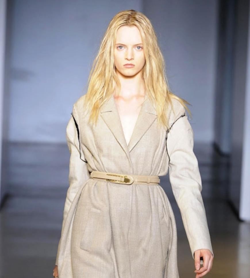 Undone-Look: Haben Sie überschulterlanges Haar und sind Fan unkomplizierter Styles? Dann können Sie aufatmen, denn mit dem