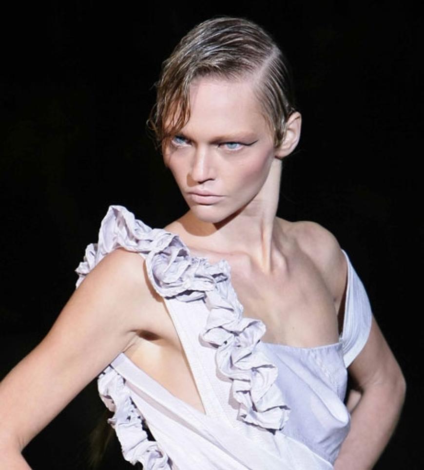 Wet-Look: Im letzten Herbst waren sie plötzlich wieder da - extrem gegelte Haare wie in den 80ern. Ashish und Cavalli zeigen, dass auch in der nächsten Saison wet wonderful ist - im typischen komplett nach hinten gekämmten Look mit roten Lippen sowie mit gegeltem Pony und dramatischen Augen-Make-up