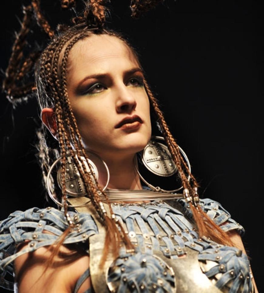 Zopf: Die alten Zöpfe sind ab, die neuen machen vor allem eins - eine Menge her. Gaultier zeigt kompliziertes, aber witziges Flechtwerk, Viktor & Rolf arbeiten schichtweise, Ungaro lässt fester und fester drehen während bei Scervino einfach eine Strähne ums Haarband gelegt wird. Da soll noch einer sagen, Zöpfe wären langweilig. Diese sind es sicher nicht!
