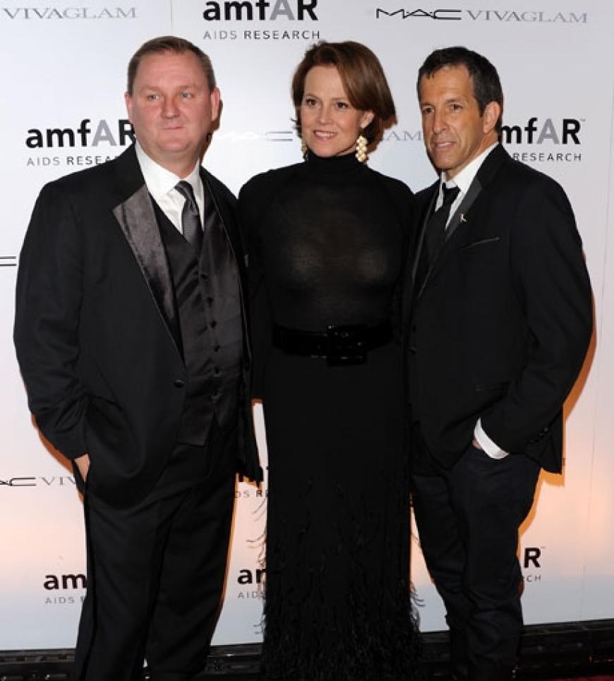 MAC Cosmetics President John Demsey mit Sigourney Weaver und Kenneth Cole