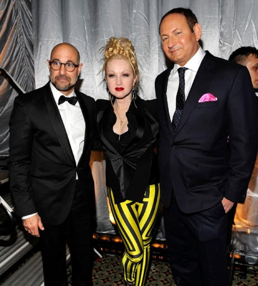 Filmproduzent Stanley Tucci mit Cyndi Lauper und MAC Cosmetics President John Demsey