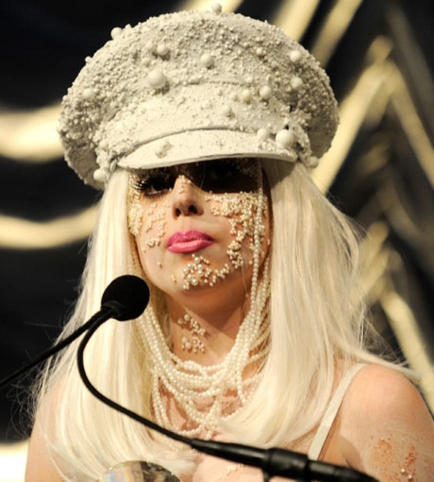 Ein Gesamtkunstwerk: Lady GaGa performte auf der Bühne ihren Song