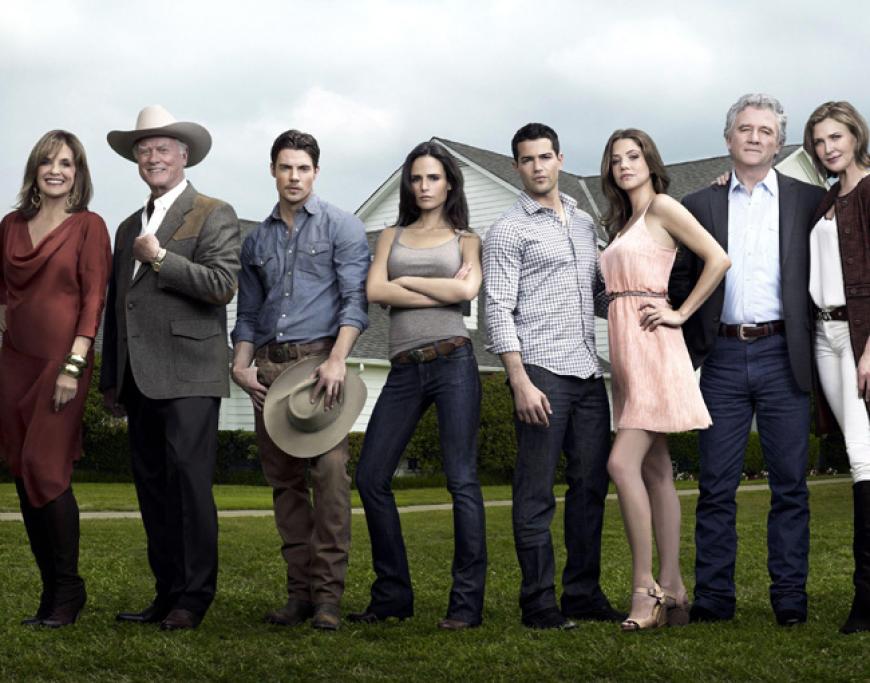 Alle sind im Dallas-Fieber: Nachdem die Fortsetzung der Kultserie in den USA bereits zahlreiche Fans hat, laufen die neuen Folgen jetzt auch im deutschen TV. Passend zum Serienstart (ab 29. Januar immer dienstags um 22.15 Uhr auf RTL) zeigen wir, was den Dallas-Look ausmacht.
