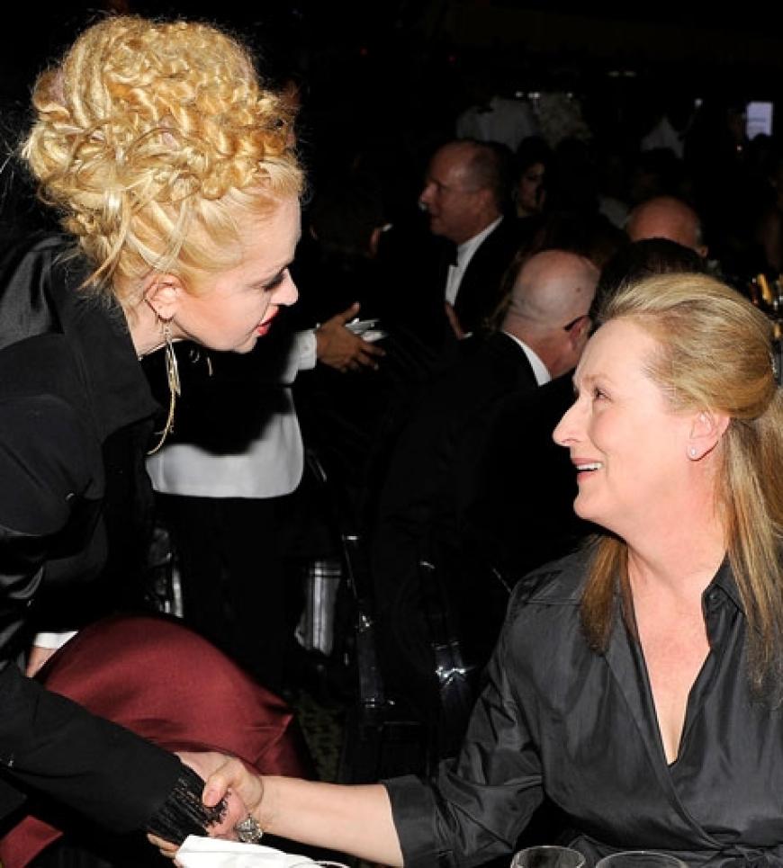 Cyndi Lauper und Meryl Streep begrüßen sich