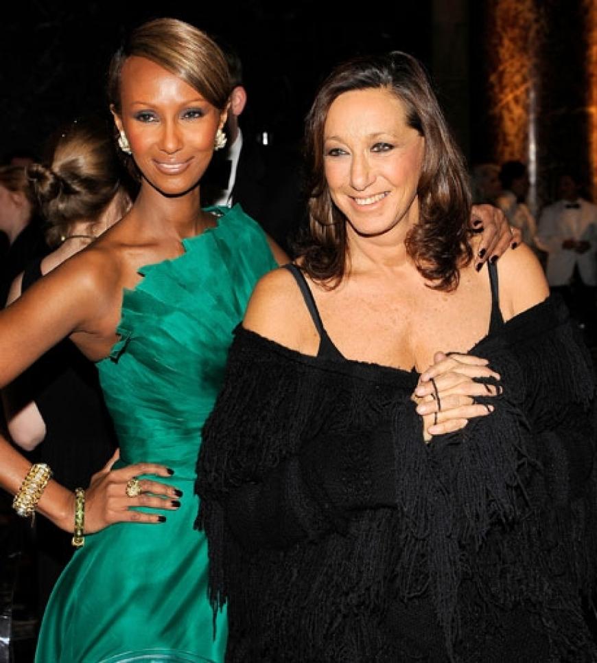 Model Iman setzte mit ihrem eleganten Kleid einen farblichen Akzent. Designerin Donna Karan gefällts