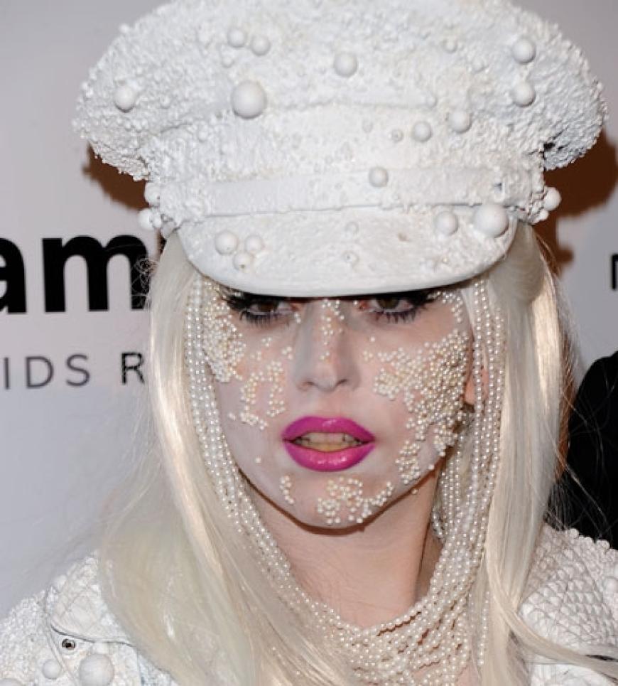 Nicht nur das extra-knappe Höschen sorgte für Aufsehen. Diesmal zeigte sich Lady GaGa mit fragwürdigem Gesichtsschmuck aus kleinen Perlen auf dem roten Teppich
