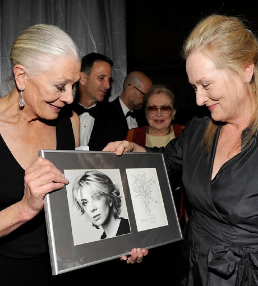 Die Veranstaltung fand in Gedenken an die vor elf Monaten bei einem Skiunfall ums Leben gekommene Kollegin Natasha Richardson statt. Vanessa Redgrave und Meryl Streep mit einem Bild der Verstorbenen