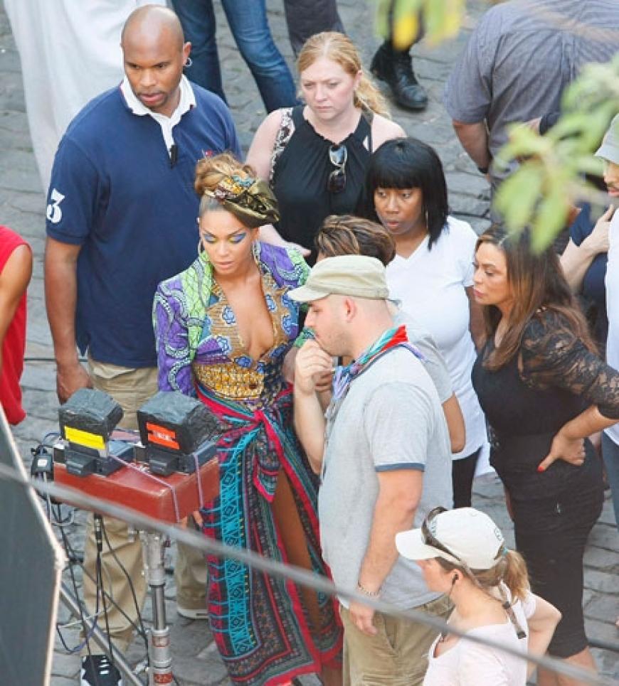 Aufregend! Die ersten Bilder werden gesichtet. Auch Beyoncés Mutter Tina Knowles schaut dem Regisseur über die Schulter