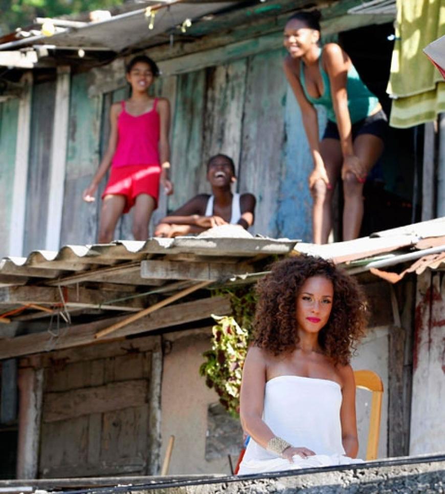 R&B-Lady Alicia Keys weiß sich in Szene zu setzen. Im schlichten Kleid mit pinkem Kussmund strahlt sie mit den Einheimischen um die Wette