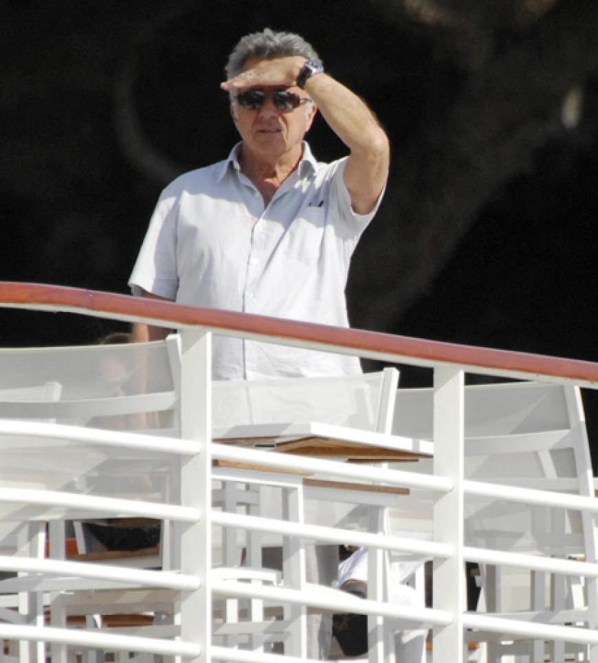 Die Ruhe vor dem Sturm: Dustin Hoffman genießt die freie Zeit auf einer Sonnen-Terrasse