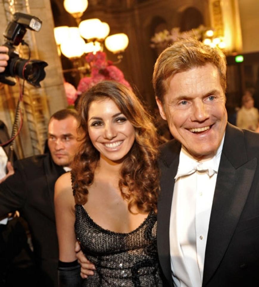 Da Lindsay Lohan kurzfristig absagen musste, sprang Dieter Bohlen ein. Der Produzent kam in Begleitung seiner Freundin Carina