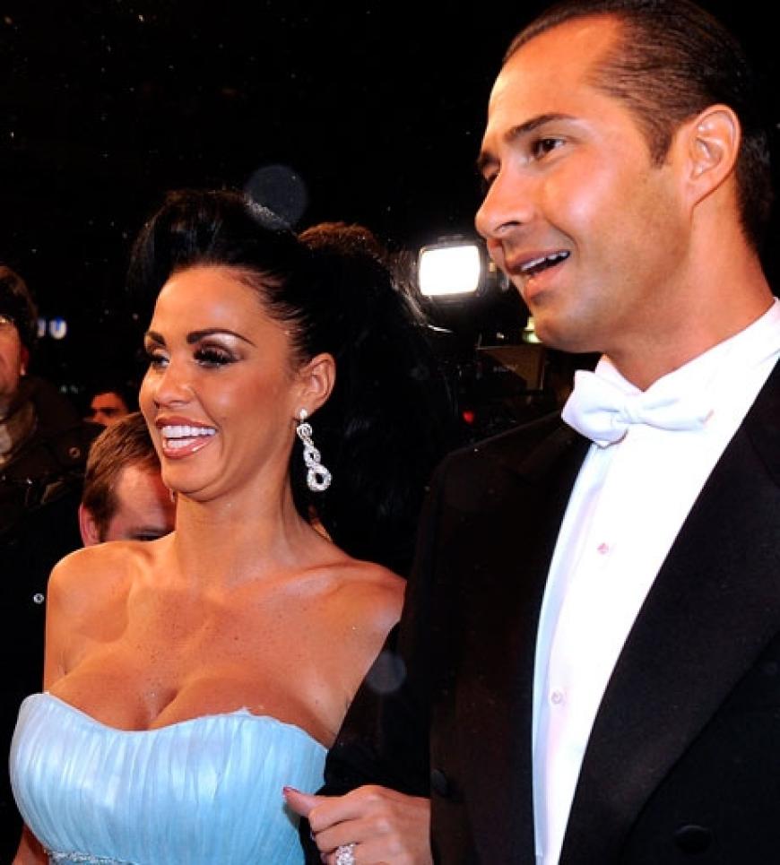 Gute Laune. Die frischgebackene Ehefrau Katie Price kam ohne ihren Gatten Alex Reid