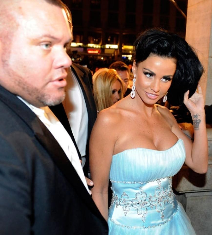 Katie Price ist auf dem Weg zum Opernball. Sie wählte eine hellblaue, schulterfreie Traumrobe