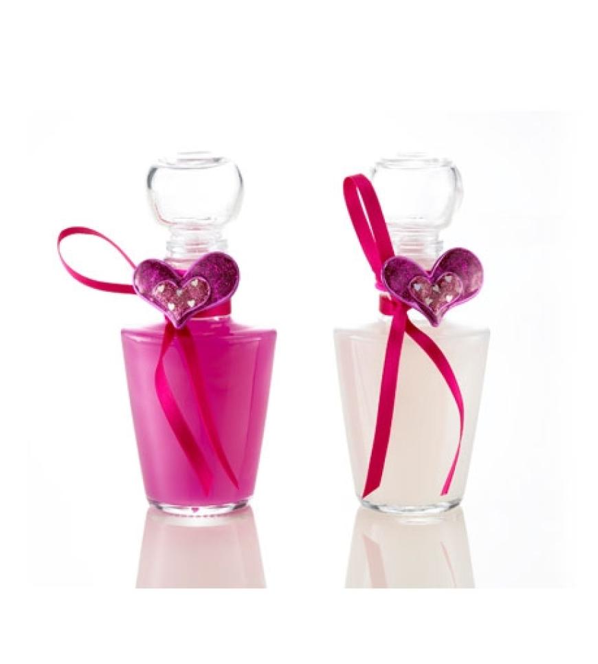 Für das gemeinsame Bad: Badeschaumkaraffe mit Herzdeko in pink & weiß. Von Douglas, ca. 5,95 Euro