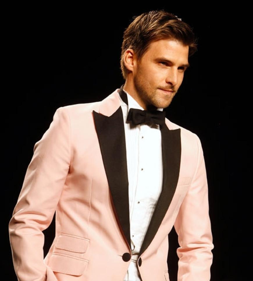 Johannes Huebl in einem rosa Anzug mit Fliege. Der Hannoveraner gehört zu den gefragtesten Models in der Fashionwelt