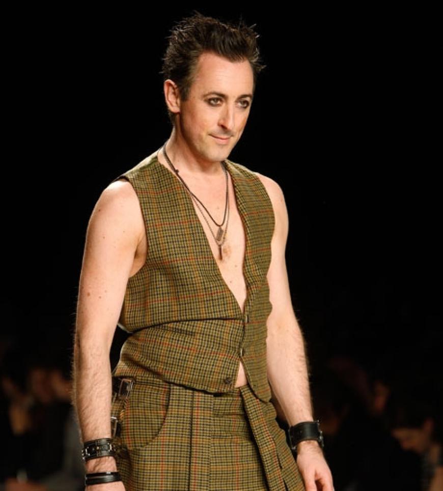 Alan Cumming lief ebenfalls über den Catwalk im Bryant Park. Der Schotte trug - standesgemäß - einen Kilt mit passender Weste