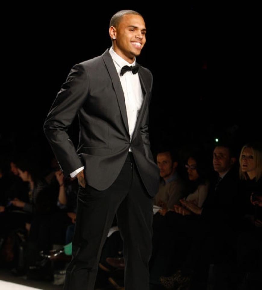 Zeigte sich ganz brav und in einem schicken Anzug: Chris Brown