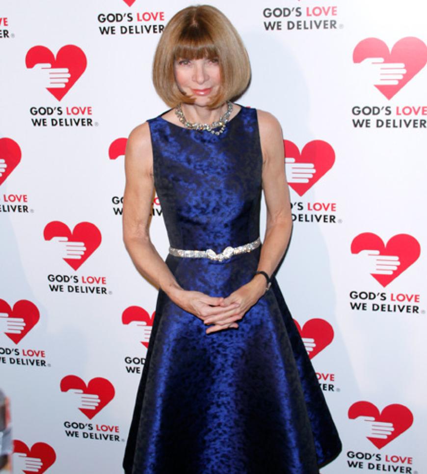 Vogue-Chefin Anna Wintour in einer eleganten blauen Robe