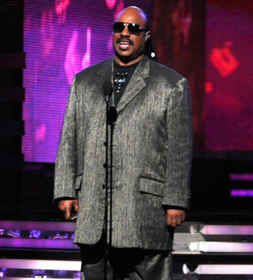 Stevie Wonder betritt die Bühne, um Paul McCartney anzukündigen