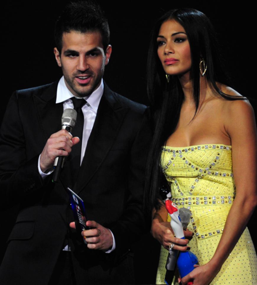 Cesc Fabregas übergibt mit Nicole Scherzinger einen Award