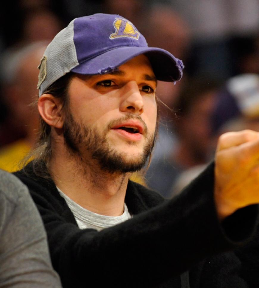 Auch er ist ein riesiger Basketball-Fan - und schaute bisher immer mit seiner Noch-Frau Demi Moore zu. Nun kam Ashton Kutcher allein - fieberte dennoch ordentlich mit