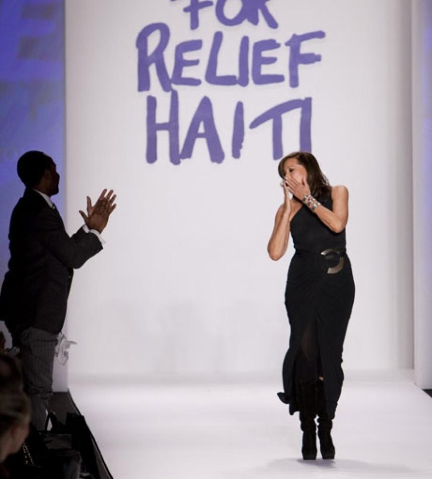 Designerin Donna Karan ist eigentlich nur backstage unterwegs. Doch für den guten Zweck lief die Designerin ebenfalls über den langen Catwalk