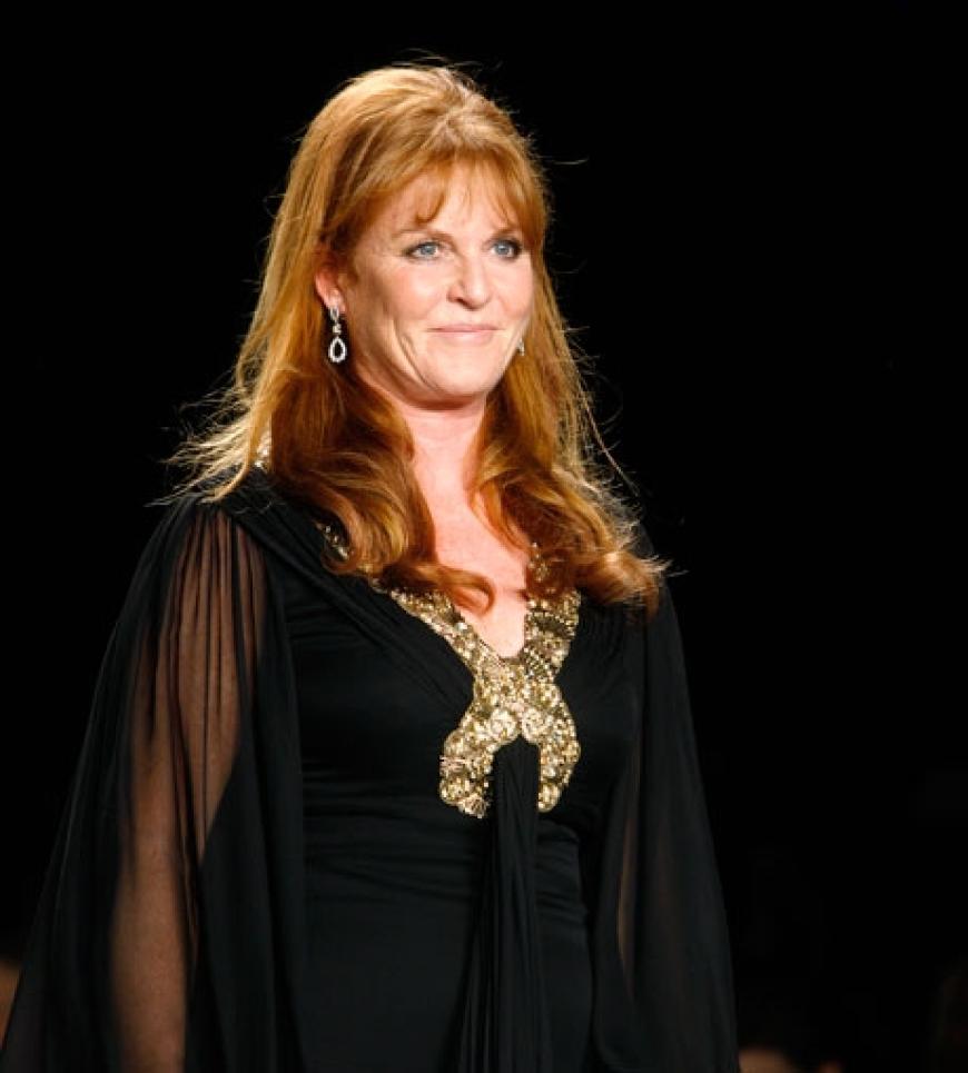 Sarah Ferguson moderierterte die Modenschau. Die Kleider werden versteigert, der Erlös kommt den Erdbebenopfern auf Haiti zugute